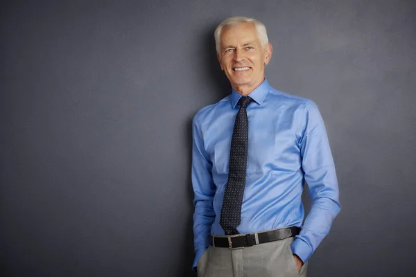 Confident Senior Businessman Standing Grey Wall Looking Camera — Stock Photo, Image