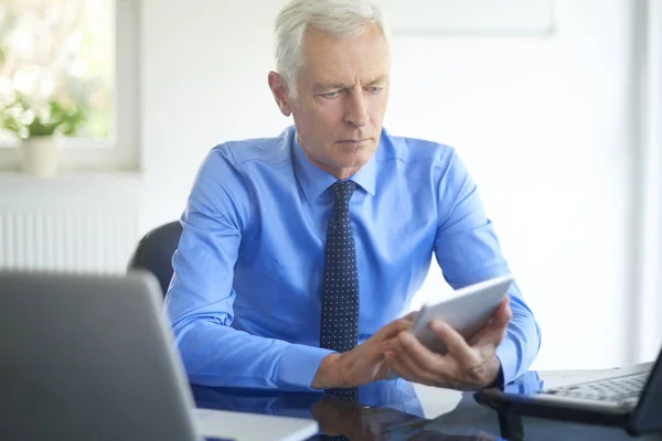 Gutaussehender Geschäftsmann Mit Digitalem Tablet Büro Seniorprofi Trägt Hemd Und — Stockfoto