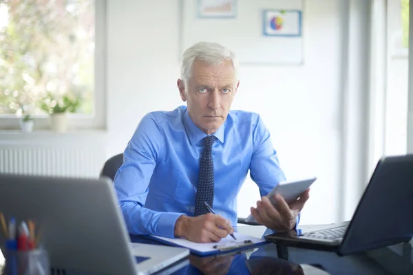 Dijital Tablet Kullanma Office Yakışıklı Adamı Gömlek Kravat Takıyor Yeni — Stok fotoğraf