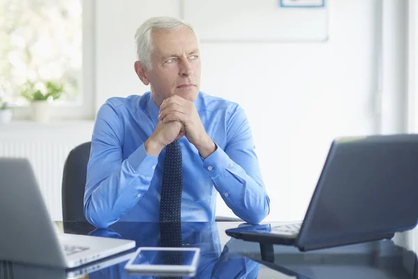 Porträt Eines Leitenden Finanzberaters Mit Den Händen Kinn Der Schreibtisch — Stockfoto