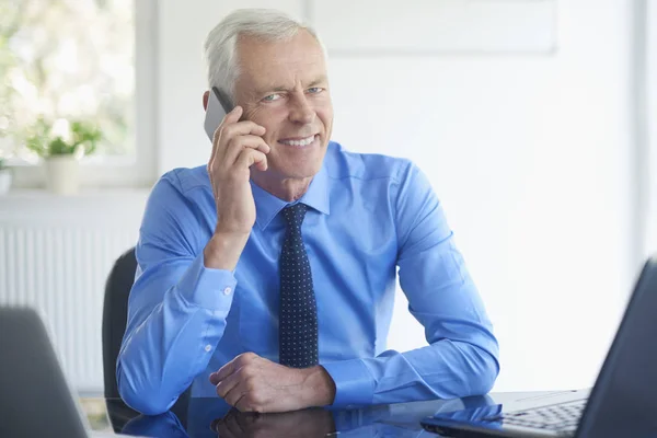 资深投资顾问商人穿衬衣打领带 在办公室里用手提电话交谈的画像 — 图库照片