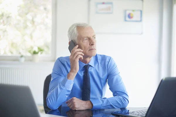 Gömlek Kravat Takıyor Laptop Ofiste Çalışan Cep Telefonunda Konuşmak Kıdemli — Stok fotoğraf