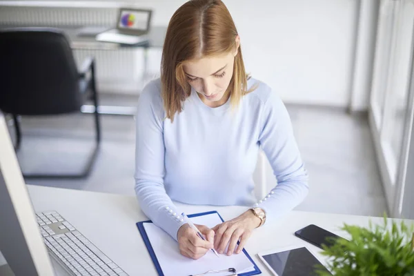 Alto Ángulo Tiro Joven Asistente Financiera Mujer Negocios Escribiendo Algo — Foto de Stock