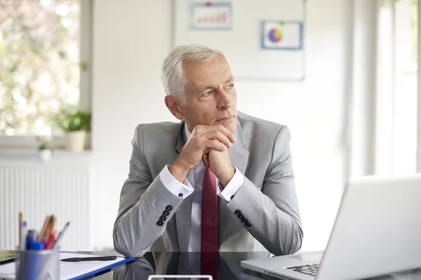 Portret Senior Biznesmen Siedząc Przy Biurku Myślenia Strategii Biznesowej — Zdjęcie stockowe