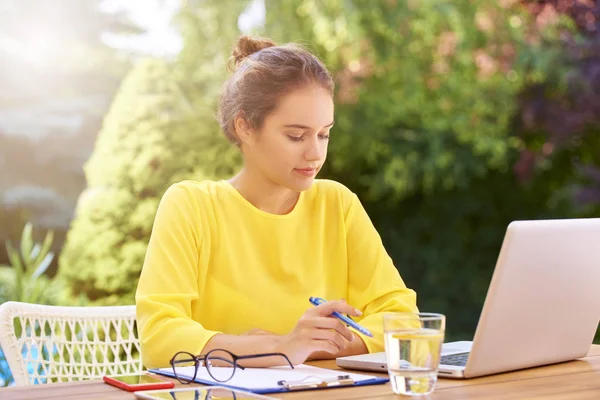 Retrato Una Hermosa Joven Escribiendo Cuaderno Usando Computadora Portátil Sentada —  Fotos de Stock