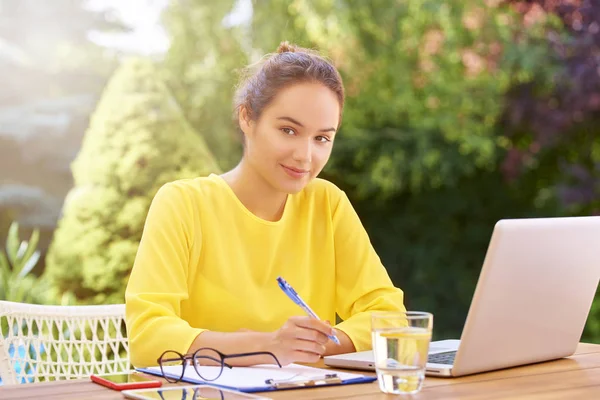 Retrato Una Hermosa Joven Escribiendo Cuaderno Usando Computadora Portátil Sentada —  Fotos de Stock