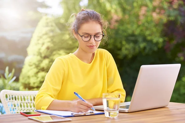 Retrato Una Joven Sonriente Escribiendo Algo Usando Portátil Sentado Aire —  Fotos de Stock