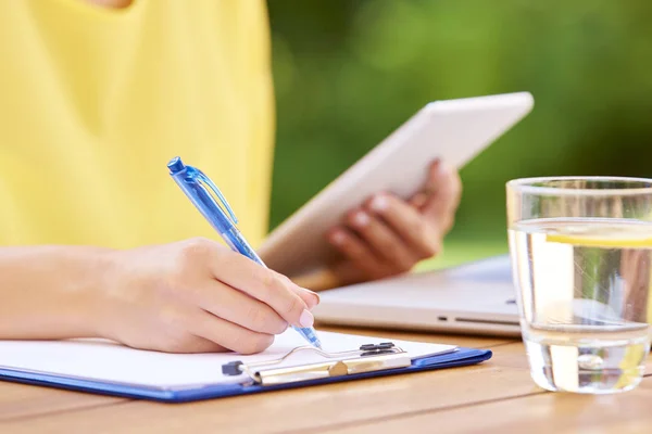 Primo Piano Mani Femminili Che Scrivono Carta Tengono Tablet Digitale — Foto Stock