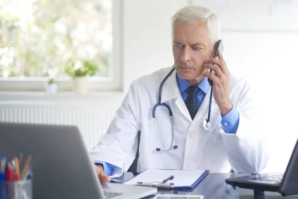 Médico Sexo Masculino Sentado Consultório Falando Por Telefone — Fotografia de Stock