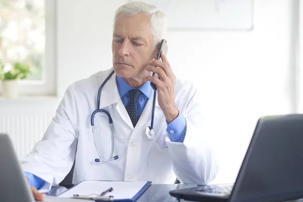 Doctor Masculino Sentado Sala Consulta Hablando Por Teléfono — Foto de Stock