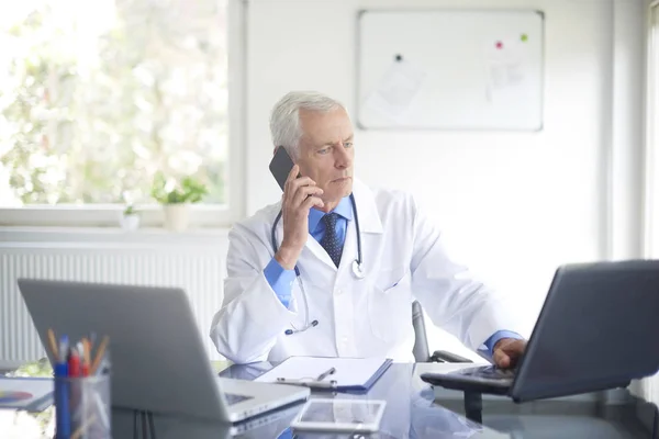 Doctor Masculino Sentado Sala Consulta Hablando Por Teléfono — Foto de Stock