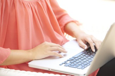 defter klavyede yazarken el yakından görmek