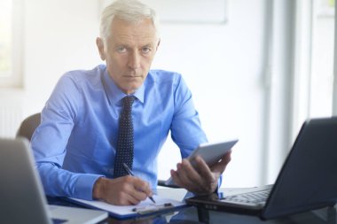 Görünüm yetişkin işadamı modern ofis araçları kullanma