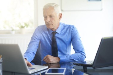 Görünüm yetişkin işadamı modern ofis araçları kullanma