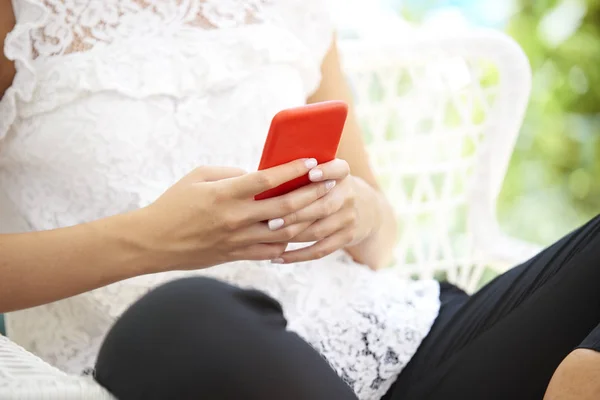 Vista Cerca Mujer Usando Teléfono Celular Mientras Está Sentada Silla — Foto de Stock