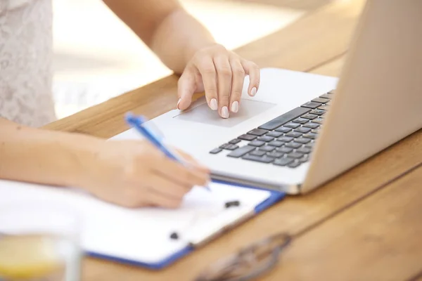 Visão Alto Ângulo Mulher Escrevendo Usando Laptop Enquanto Sentado Mesa — Fotografia de Stock