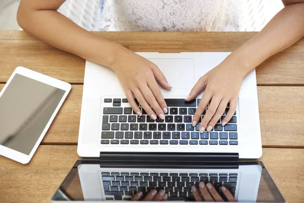 Високий Кут Зору Жіночої Руки Під Час Введення Клавіатурі Ноутбука — стокове фото