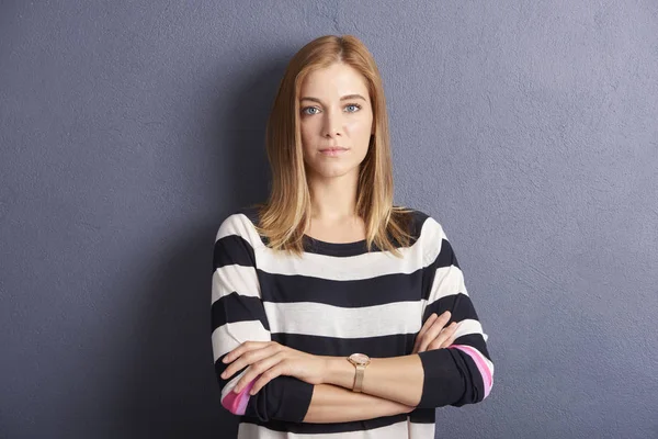 Retrato Estudio Una Mujer Joven Pie Sobre Fondo Gris — Foto de Stock