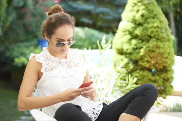 Ritratto Giovane Donna Che Utilizza Smartphone Mentre Seduta All Aperto — Foto Stock