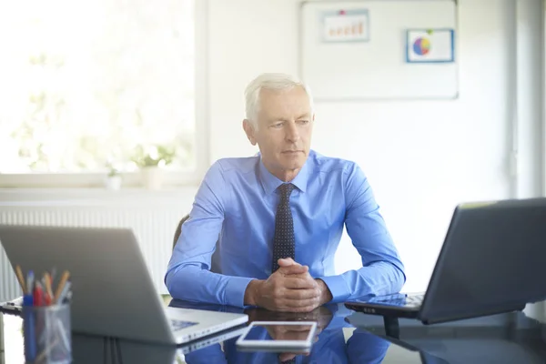 Weergave Van Volwassen Zakenman Met Gadgets Moderne Kantoren — Stockfoto