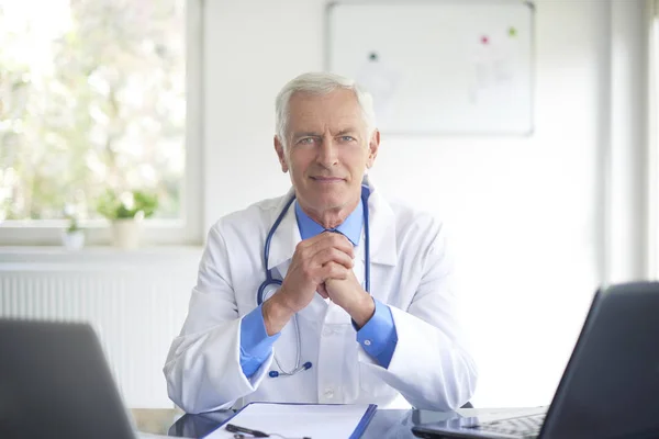 Médico Edad Avanzada Vestido Con Bata Médica Sentado Sala Médica — Foto de Stock