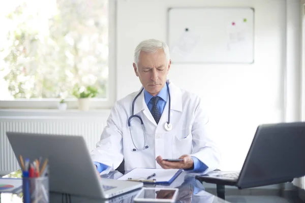 Idosos Médico Sexo Masculino Vestindo Roupão Médico Sentado Sala Médica — Fotografia de Stock