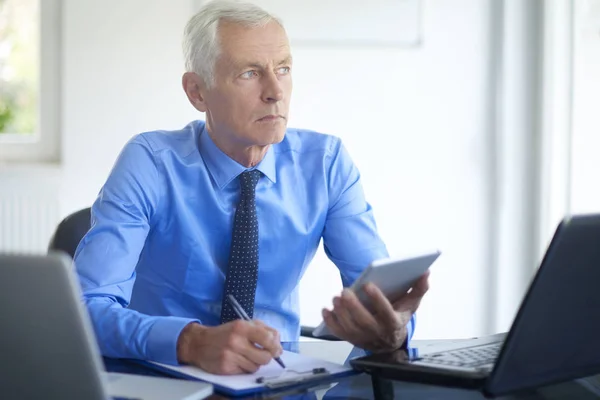 Weergave Van Volwassen Zakenman Gadgets Gebruiken Moderne Kantoren — Stockfoto