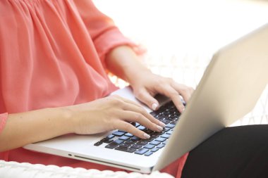 Kadının el üstünde defter yazarken yakın çekim shot.