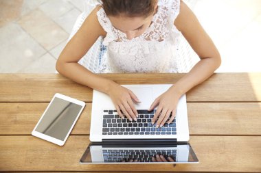 Kadın eli defter üzerinde süre masa başında oturan ve çalışma from home yazmaya yüksek açı çekim. Ev ofis. 