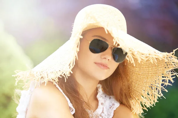 Фотография Красивой Молодой Женщины Соломенной Шляпе Солнцезащитных Очках Сидящей Открытом — стоковое фото