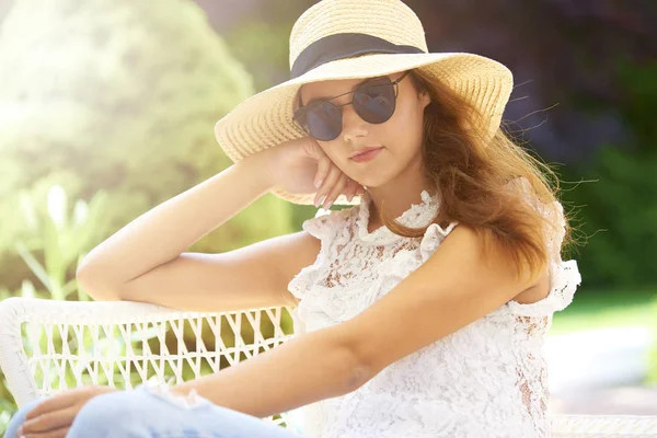 Retrato Jovem Mulher Usando Chapéu Palha Óculos Sol Enquanto Relaxa — Fotografia de Stock