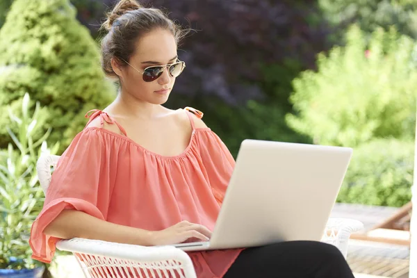 Portrait Young Woman Using Her Laptop While Sitting Outdoor Browsing — Stock Photo, Image