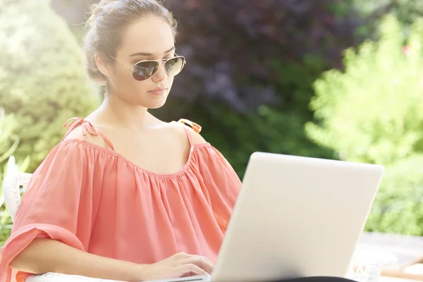 Portrait Young Woman Using Her Laptop While Sitting Outdoor Browsing — Stock Photo, Image