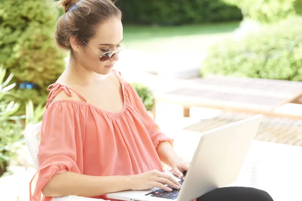 Portrait Young Woman Using Her Laptop While Sitting Outdoor Browsing — Stock Photo, Image