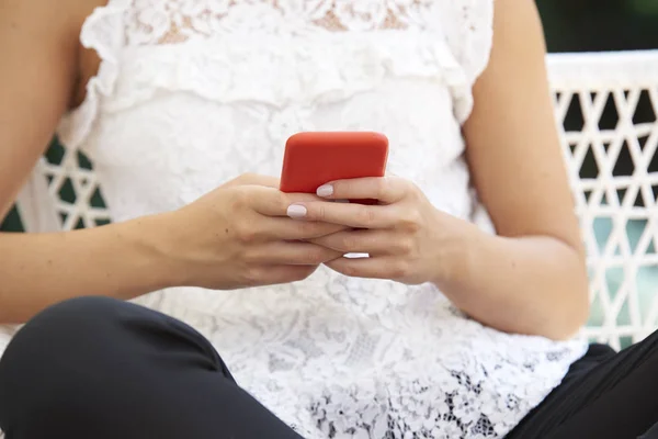 彼女の携帯電話のテキストメッセージングながら女性の手のクローズ アップ ショット — ストック写真