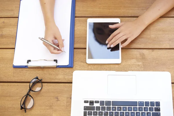 Dijital Tablet Dokunmaktan Masa Başında Otururken Notlar Yapma Kadın Eli — Stok fotoğraf