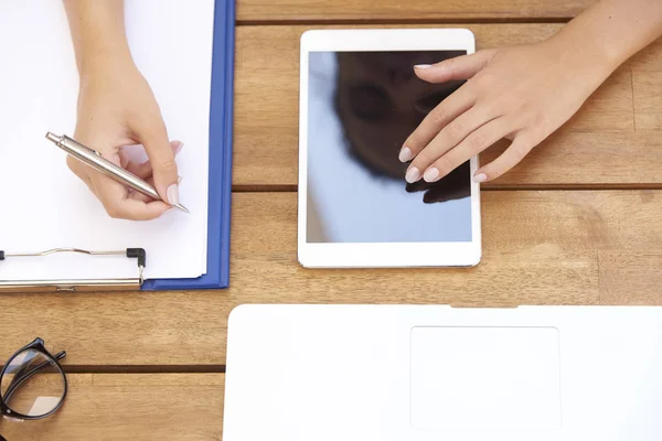 Tiro Ângulo Alto Mão Mulher Tocando Tablet Digital Fazendo Anotações — Fotografia de Stock