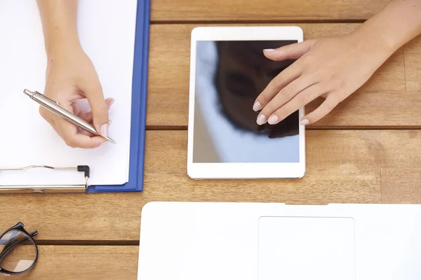 Tiro Ángulo Alto Mano Mujer Tocando Tableta Digital Tomando Notas —  Fotos de Stock