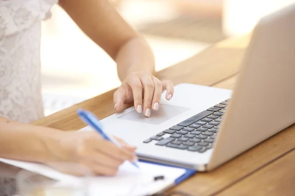 Cropped Shot Woman Writing Something While Using Laptop Desk — Stock Photo, Image