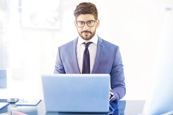 Porträt Eines Jungen Geschäftsmanns Der Anzug Und Brille Trägt Während — Stockfoto