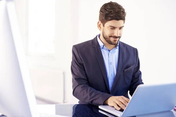 Retrato Joven Hombre Negocios Que Trabaja Computadora Portátil Oficina —  Fotos de Stock