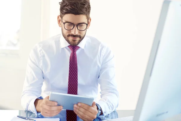 Retrato Ejecutivo Joven Asesor Financiero Empresario Sosteniendo Tableta Digital Mano —  Fotos de Stock