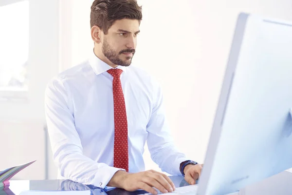 Fotografía Del Joven Empresario Sentado Frente Computadora Escritorio Oficina Trabajando —  Fotos de Stock