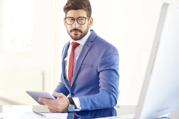 Junger Finanzassistent Geschäftsmann Hält Digitales Tablet Der Hand Während Schreibtisch — Stockfoto