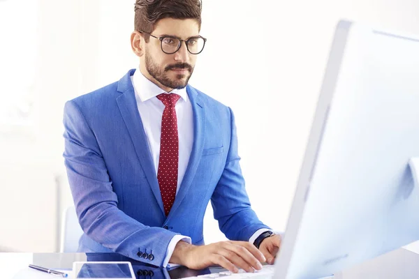 Portret Van Jonge Zakenman Pak Dragen Terwijl Werkt Het Bureau — Stockfoto