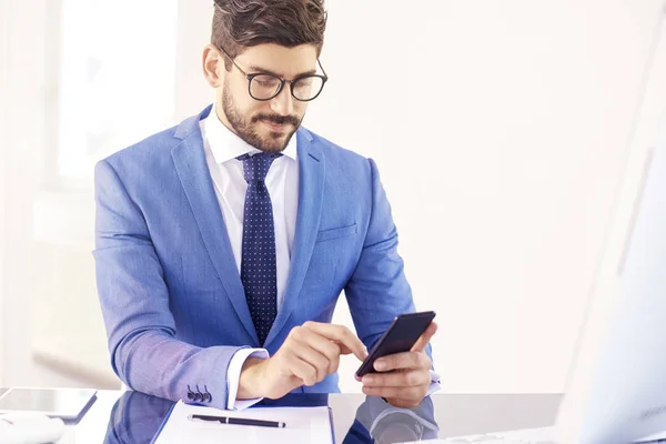 Retrato Foto Jovem Empresário Vestindo Terno Enquanto Sentado Frente Seu — Fotografia de Stock