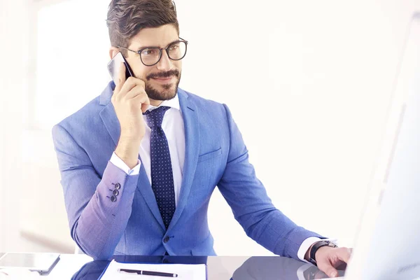 Retrato Joven Hombre Negocios Vestido Traje Sentado Frente Computadora Haciendo —  Fotos de Stock