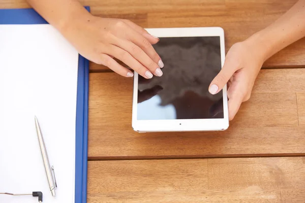 여자의 디지털 태블릿을 Screeen 그녀의 손가락으로만 — 스톡 사진