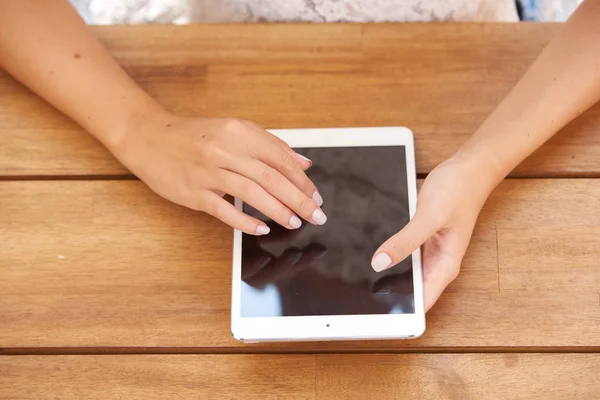 Alto Ângulo Recortado Tiro Mão Jovem Enquanto Segurando Tablet Digital — Fotografia de Stock