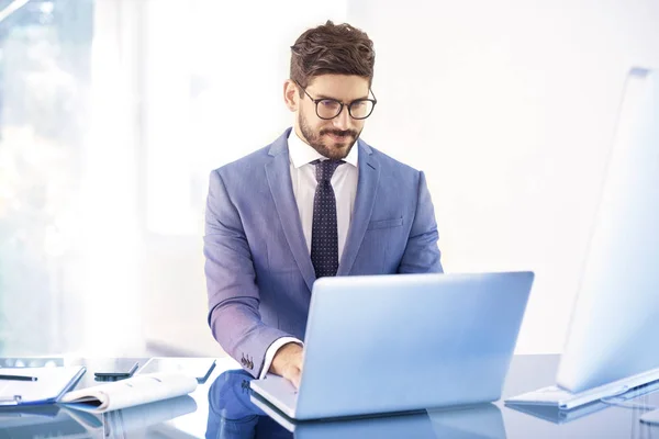 Tiro Jovem Empresário Vestindo Terno Enquanto Sentado Frente Laptop Trabalhando — Fotografia de Stock